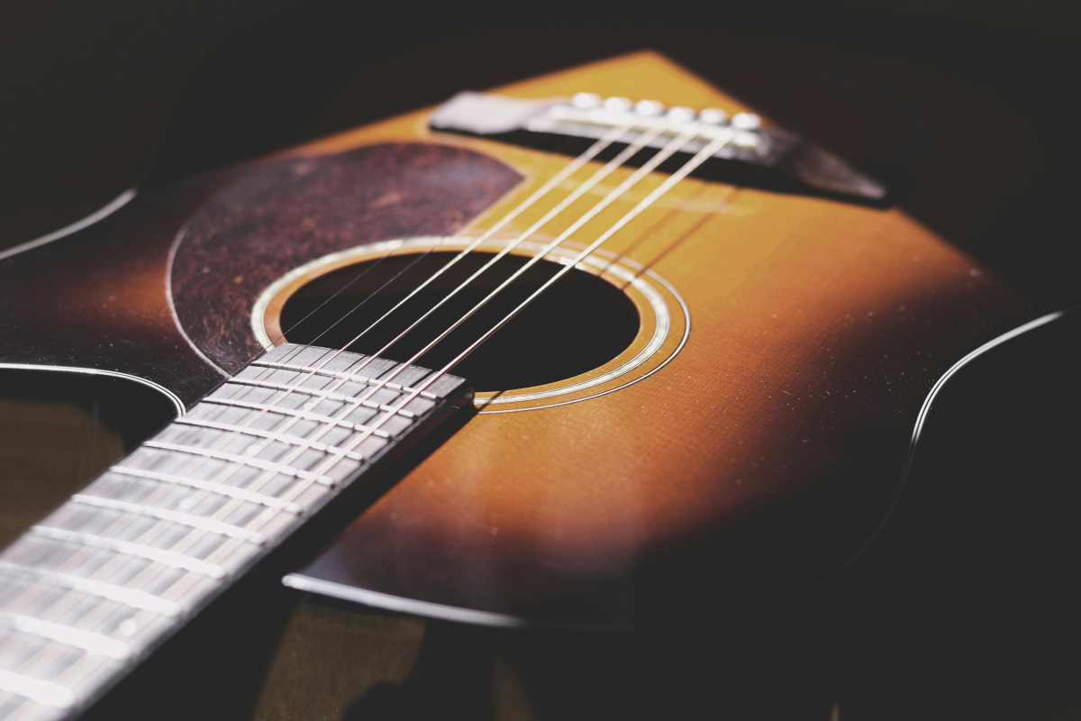 Detalj akustične gitare karakteristične za folk i americana glazbu.