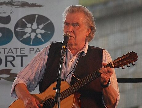Guy Clark nastupa na Newport Folk Festivalu 2009.
